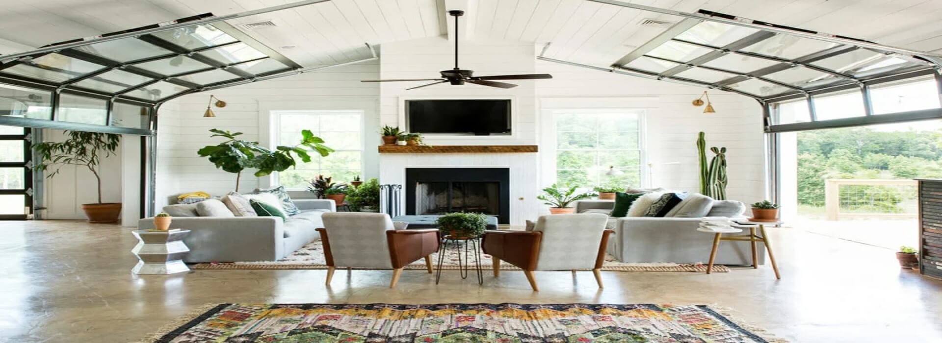 Sala abierta con chimenea y luz natural