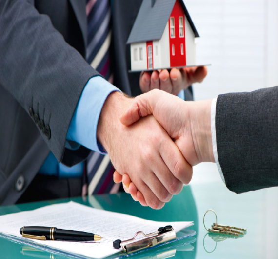 Apretón de manos en negocio inmobiliario