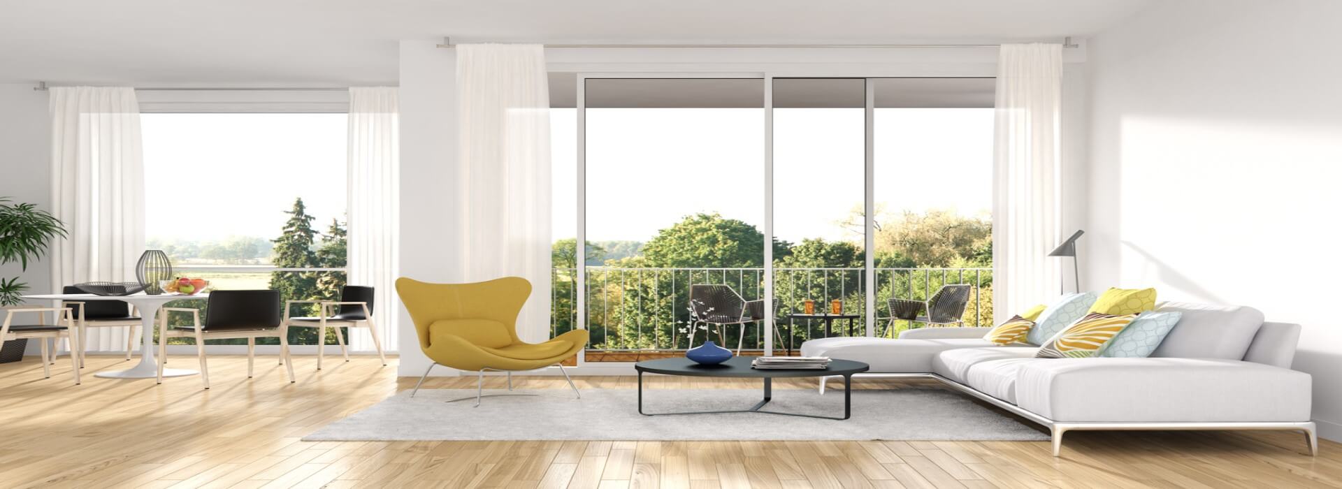 Sala minimalista con ventanales panorámicos